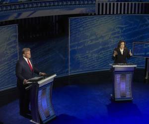 <i>El candidato presidencial republicano Donald J. Trump (izq.) y la candidata presidencial demócrata, la vicepresidenta estadounidense Kamala Harris, durante un debate presidencial organizado por ABC News en el Centro Nacional de la Constitución en Filadelfia, Pensilvania. FOTO EFE/EPA/DEMETRIUS FREEMAN / POOL</i>