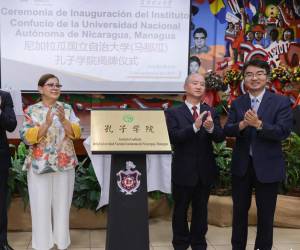 <i>Fotografía cedida por la Presidencia de Nicaragua del asesor presidencial para Inversiones, Comercio y Cooperación Internacional, Laureano Ortega (i), la titular del Consejo Nacional de Universidades (CNU) y rectora de la UNAN-Managua, Ramona Rodríguez (2-i), el presidente del Consejo de Universidades de Ciencia y Tecnología de Kunming, Tang Jiahua (2-d), y el encargado de negocios de la embajada de China, Zhou Yi (d), durante la inauguración del Instituto Confucio, este lunes en la Universidad de Managua (Nicaragua). Las autoridades nicaragüenses inauguraron el Instituto Confucio en la sede de la estatal Universidad Nacional Autónoma de Nicaragua (UNAN-Managua), en el marco del restablecimiento de las relaciones entre la República Popular China y el país centroamericano. EFE/ Presidencia de Nicaragua</i>