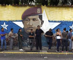 Venezolanos fuera de un centro de votación en las elecciones regionales del 15 de octubre de 2017.