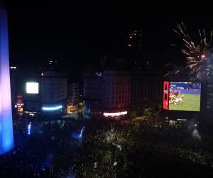 <i>Los fanáticos argentinos celebran después de que Argentina ganó la final de la Copa América 2024 entre Argentina y Colombia, en Buenos Aires el 14 de julio de 2024.FOTO Tomás CUESTA / AFP</i>