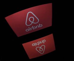 <i>Esta fotografía tomada el 2 de marzo de 2017 muestra el logotipo del servicio de alojamiento en línea Airbnb en la pantalla de una computadora en París. Lionel BUENAVENTURA / AFP</i>