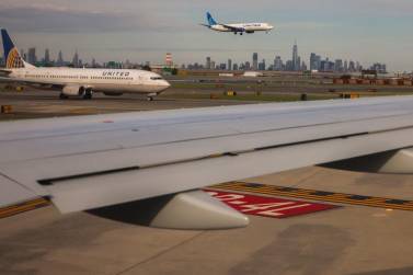 <i>El horizonte del bajo Manhattan se cierne a lo lejos mientras un avión Boeing 737 Max de United Airlines, visto desde un avión de pasajeros en rodaje, aterriza en el aeropuerto de Newark en Newark, Nueva Jersey, el 11 de mayo de 2024. FOTO Charly TRIBALLEAU / AFP</i>