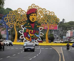 <i>Un monumento en honor al fallecido presidente venezolano Hugo Chávez aparece en la avenida De Bolívar a Chávez en Managua el 22 de mayo de 2024. FOTO STRINGER/AFP</i>