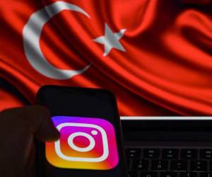 <i>Esta imagen tomada en Estambul el 2 de agosto de 2024 muestra el logo de la red social Instagram en un teléfono inteligente con la bandera turca de fondo. FOTO Yasin AKGUL / AFP</i>