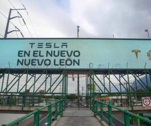 <i>Un cartel que anuncia la llegada del fabricante estadounidense de automóviles eléctricos Tesla se ve en Monterrey, estado de Nuevo León, México, el 12 de marzo de 2023. Foto AGUILAR / AFP</i>