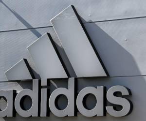 <i>(ARCHIVOS) El logotipo de la empresa del fabricante alemán de equipos deportivos Adidas se ve en un edificio en Herzogenaurach, sur de Alemania, el 3 de julio de 2023. FOTO Christof BOZO / AFP</i>