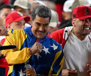 <i>El presidente de Venezuela, Nicolás Maduro, ganó la reelección con el 51,2 por ciento de los votos emitidos el domingo, anunció el consejo electoral, después de una campaña empañada por denuncias de intimidación de la oposición y temores de fraude. FOTO JUAN BARRETO / AFP</i>