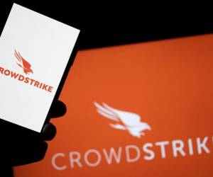 <i>Esta ilustración fotográfica tomada en Tokio el 19 de julio de 2024 muestra pantallas con logotipos de CrowdStrike, empresa estadounidense de tecnología de ciberseguridad. FOTO Yuichi Yamazaki / AFP</i>