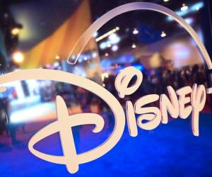 <i>(ARCHIVOS) Los fans se reflejan en el logo de Disney+ durante la Walt Disney D23 Expo en Anaheim, California, el 9 de septiembre de 2022. FOTO Patrick T. FALLON / AFP</i>