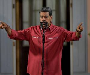 <i>El presidente venezolano, Nicolás Maduro, se dirige a sus partidarios en el exterior del palacio presidencial de Miraflores, durante una manifestación en apoyo a los resultados de las elecciones presidenciales en Caracas el 7 de agosto de 2024.FOTO Yuri CORTEZ / AFP</i>