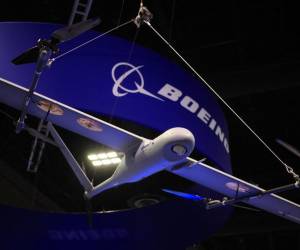 <i>8 DE MAYO: Un vehículo aéreo no tripulado (UAV) se exhibe sobre el stand de The Boeing Company en la Semana de las Fuerzas de Operaciones Especiales (SOF) en el Centro de Convenciones de Tampa el 8 de mayo de 2024 en Tampa, Florida. FOTOS Luke Sharrett/Getty Images/AFPLUKE SHARRETT / GETTY IMAGES NORTEAMÉRICA / Getty Images vía AFP</i>