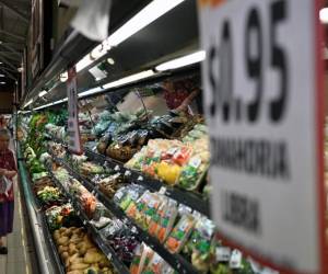 <i>Una mujer camina junto a la sección de verduras en un supermercado privado en San Salvador el 8 de julio de 2024. FOTO Marvin RECINOS/AFP</i>