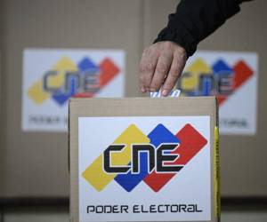 <i>Un hombre emite su voto durante las elecciones presidenciales venezolanas, en Caracas, el 28 de julio de 2024. Los venezolanos votan el domingo entre la continuidad del presidente Nicolás Maduro o el cambio de su rival Edmundo González Urrutia, en medio de una gran tensión tras la amenaza del actual presidente de un baño de sangre si pierde, lo que según las encuestas es probable. FOTO Federico PARRA / AFP</i>