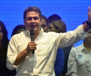 Presidente de Honduras y candidato a reelección, Juan Orlando Hernández, saluda a simpatizantes en Tegucigalpa. AFP PHOTO / RODRIGO ARANGUA