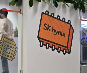 <i>Una imagen de SK Hynix se ve en una pared en la oficina de Bundang de la compañía en Seongnam el 26 de enero de 2024. FOTO Jung Yeon-je / AFP</i>