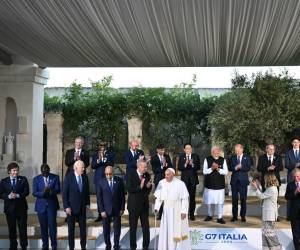 <i>(Primera fila, lado izquierdo) El presidente argentino, Javier Milei, el presidente de Kenia, William Ruto, el presidente estadounidense, Joe Biden, el presidente de Mauritania, Mohamed Ould Ghazouani, el presidente turco, Recep Tayyip Erdogan, y el Papa Francisco y (primera fila, lado derecho, desde la izquierda) la primera ministra de Italia, Giorgia Meloni. , el rey Abdullah de Jordania, el presidente de Francia, Emmanuel Macron, el presidente de Argelia, Abdelmadjid Tebboune, el presidente de los Emiratos Árabes Unidos, el jeque Mohamed bin Zayed Al Nahyan, (segunda fila), el presidente del Consejo Europeo, Charles Michel (tercero por la izquierda), el primer ministro británico, Rishi Sunak (4º-L), el Primer Ministro japonés Fumio Kishida (5º-L), el Primer Ministro de la India, Narendra Modi (6º-L), el Canciller alemán Olaf Scholz (7º-L) y el Primer Ministro de Canadá, Justin Trudeau (8º-L), posan para Una foto de familia con los jefes de Estado del G7 y los jefes de delegación de los países de alcance en el complejo Borgo Egnazia durante la Cumbre del G7 organizada por Italia, en Savelletri, el 14 de junio de 2024.</i>