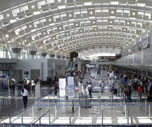 <i>Turistas esperan la reprogramación de sus vuelos en el Aeropuerto Internacional Juan Santamaría, en Alajuela, 22 kilómetros al norte de San José. AFP PHOTO / EZEQUIEL BECERRA</i>