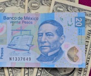 (ARCHIVOS) Imagen de un billete de 20 pesos mexicanos que equivale a un dólar estadounidense (19.738800 pesos) en la Ciudad de México, el 2 de junio de 2022. FOTO PEDRO PARDO / AFP