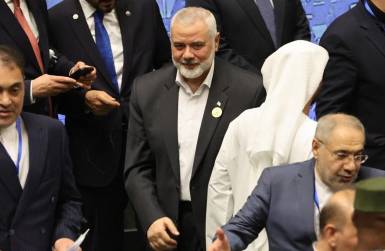 <i>El líder del grupo militante palestino Hamás, Ismael Haniyeh, asiste a una ceremonia de juramentación del nuevo presidente, en el parlamento de Teherán, el 30 de julio de 2024. FOTO AFP</i>