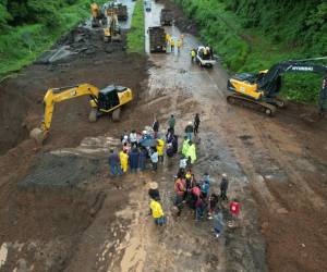 <i>Vista aérea del colapso de un drenaje debajo de la carretera Palin-Escuintla debido a las fuertes lluvias en Palin, cerca de la ciudad de Guatemala, el 16 de junio de 2024. FOTO Jesús MIRANDA / AFP</i>