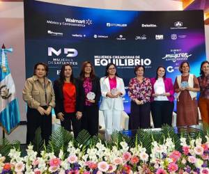 <i>Las invitadas fueron Eleonora Gutiérrez (El Salvador), Andrea Monge (Guatemala) y María Pacheco (Guatemala). Lorena Bin moderó el panel. Acompañan en los reconocimientos Aída Fernández, de Agexport; y las líderes de E&amp;N Velia Jaramillo y Lizza de Handal.</i>