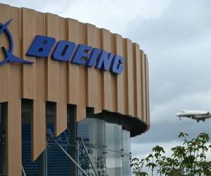 <i>Se ve un logotipo en el stand de Boeing el día de la inauguración del Salón Aeronáutico Internacional de Farnborough 2024, al suroeste de Londres, el 22 de julio de 2024.JUSTIN TALLIS/AFP</i>