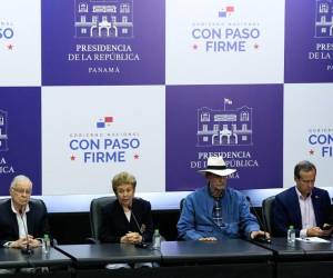 <i>La expresidenta de Panamá, Mireya Moscoso (centro), habla junto a (de izq. a der.) la exvicepresidenta de Colombia, Marta Lucía Ramírez, el expresidente de Costa Rica, Miguel Ángel Rodríguez, el expresidente de México, Vicente Fox, y el expresidente de Bolivia, Jorge Quiroga, durante una conferencia de prensa en el Palacio Presidencial en la Ciudad de Panamá el 26 de julio de 2024. FOTO ARNULFO FRANCO / AFP</i>