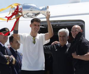 <i>El delantero español #07 Álvaro Morata (3I), el presidente de la federación española de fútbol, ​​Pedro Rocha (C), y el entrenador español, Luis de la Fuente (R), posan junto al personal de la aerolínea con el trofeo de la UEFA Euro 2024 al llegar al aeropuerto Adolfo Suárez Madrid-Barajas de Madrid. el 15 de julio de 2024, al día siguiente de ganar la final a Inglaterra. FOTO Óscar del Pozo/AFP</i>