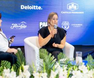 <i>Rocío Mora, quien también es arquitecta costarricense, logró la posición 12 como ultramaratonista de aguas abiertas en el ranking mundial de 2021. La acompaña en Mujeres Desafiantes 2024, Claudia Contreras, editora innovación de E&amp;N. FOTOS E&amp;N</i>