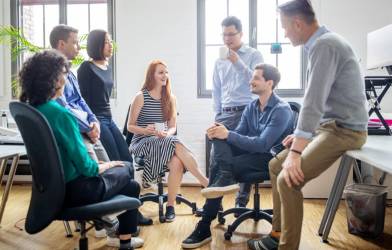 Los trabajadores más jóvenes tendrán que adquirir o demostrar rápidamente sus habilidades en IA. Foto de iStock