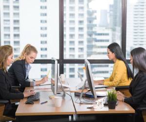 Las mujeres de entre 20 y 30 años reportan casos mucho más altos de discriminación por edad que las mujeres mayores y sus colegas jóvenes y masculinos. Foto de iStock