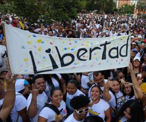 <i>Los venezolanos que viven en Colombia se reúnen afuera del consulado venezolano en Medellín, Colombia, mientras esperaban los resultados oficiales de las elecciones presidenciales de su país el 28 de julio de 2024. FOTO JAIME SALDARRIAGA / AFP</i>