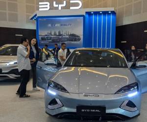 <i>La gente visita el stand del fabricante de automóviles chino BYD durante el Salón Internacional del Automóvil de Indonesia (IIMS) en Surabaya el 29 de mayo de 2024. FOTO JUNI KRISWANTO / AFP</i>