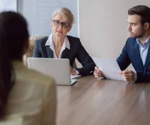 Preguntar ayudará a determinar su nivel de interés en el puesto y prepararse para el éxito. Foto de iStock