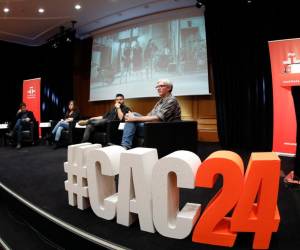 El periodista español Jacobo García, la escritora Elvira Navarro, el escritor de El Salvador, Juan José Martínez y el escritor mexicano Emiliano Monge participan en el encuentro Centroamérica Cuenta que se celebra en el Instituto Cervantes, en Madrid. EFE/ David Fernández