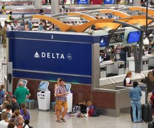 Los principales aeropuertos de Europa comunicaron que se estaban reanudando las salidas y llegadas de aviones. Foto de AFP