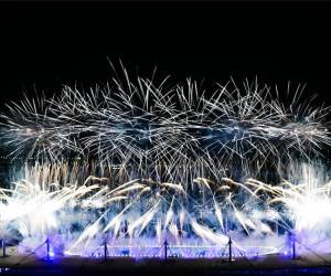 <i>Los fuegos artificiales iluminan el cielo durante la ceremonia de clausura de los Juegos Olímpicos de París 2024 en el Estadio de Francia, en Saint-Denis, en las afueras de París, el 11 de agosto de 2024. FOTO Mauro PIMENTEL / AFP</i>