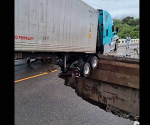 El puente quedó inhabilitado para el tránsito. Foto cortesía.