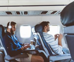 Los ejecutivos de las aerolíneas atribuyeron el exceso de capacidad a una visión demasiado optimista de la demanda de viajes. Foto de iStock