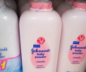 Johnson &amp; Johnson sostiene que sus productos de talco son seguros y no causan cáncer. Foto de iStock