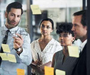 Para mantener el interés y el compromiso del equipo, la comunicación debe ser coherente y fomentar un diálogo abierto. Foto de iStock