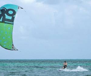 Se puede practicar Kitesurf y parapente en la laguna Chacmuchuc, aprovechando los vientos del norte.