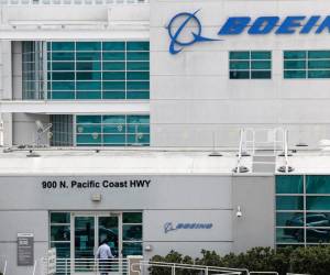 Boeing registró cargos por un total de US$5.000 millones por sus negocios comerciales y de defensa. Foto de EFE