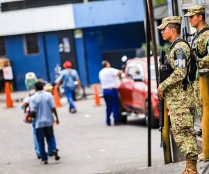 Policías y soldados han llevado a cabo innumerables redadas, particularmente en comunidades vulnerables. Foto de Fuerza Armada