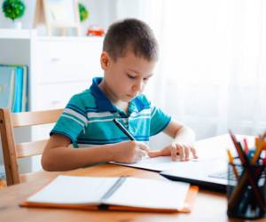 Los programas de apoyo a la educación y salud ayudaron a reducir la pobreza en la región. Foto de Shangarey / Getty Images/iStockphoto