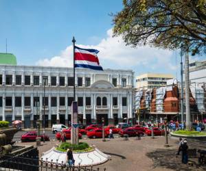 Los límites máximos en moneda local y extranjera de Costa Rica se han elevado de Baa3 a Baa2 y de Ba2 a Ba1, respectivamente. Foto Esdelval / Getty Images/iStockphoto