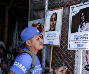 Un hombre que observa fotos de personas detenidas por el régimen del presidente nicaragüense Daniel Ortega. EFE/ Jeffrey Arguedas