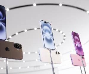 Una exhibición de los nuevos modelos de iPhone 16 de Apple en el evento de lanzamiento de productos 'Glowtime' de Apple en el campus de Apple Park en Cupertino, California, EE.UU., el 09 de septiembre de 2024. La compañía presentó nuevos modelos de iPhone, el nuevo Apple Watch Series 10, así como nuevos AirPods. EFE/PETER DA SILVA