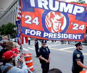 <i>Los partidarios del expresidente estadounidense y candidato presidencial republicano Donald Trump esperaban que pase su comitiva cuando saliera del Tribunal Penal de Manhattan tras ser condenado en su juicio penal en la ciudad de Nueva York, el 30 de mayo de 2024. FOTO Kena Betancur / AFP</i>