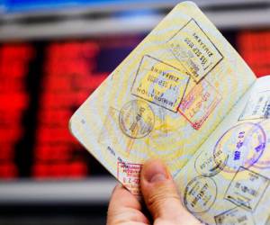 El pasaporte singapurense es el pasaporte más fuerte del mundo, con una puntuación de 91,27 a septiembre de 2024. Foto de brazzo / Getty Images/iStockphoto